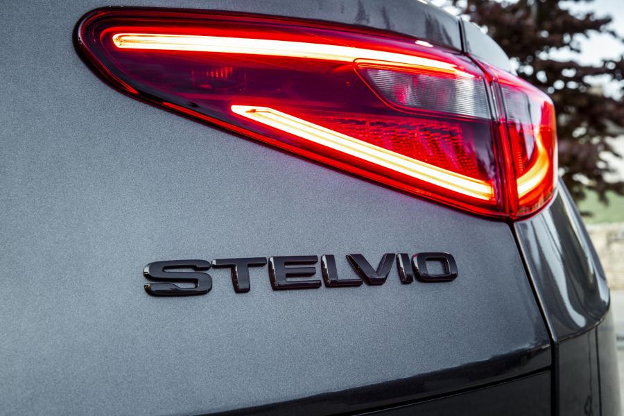 Логотип Alfa Romeo Stelvio Nero Edizione (949) 2018 года  (UK) (фото 9 из 17)